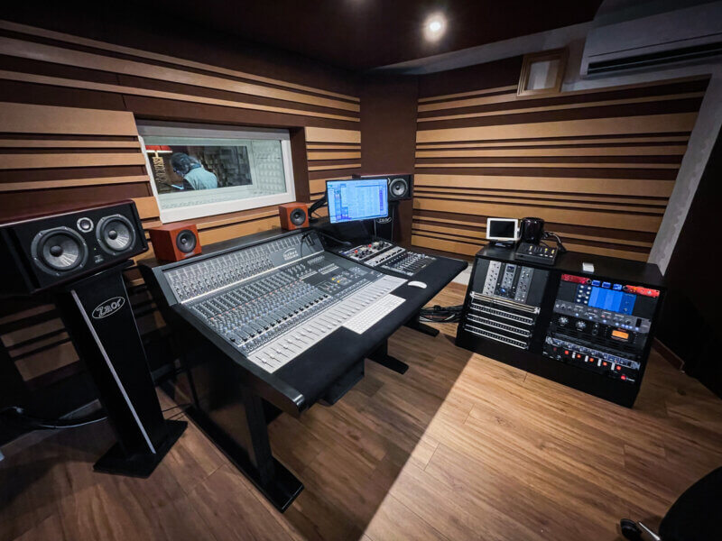 studio les fauteuils rouges featuring asp4816 console