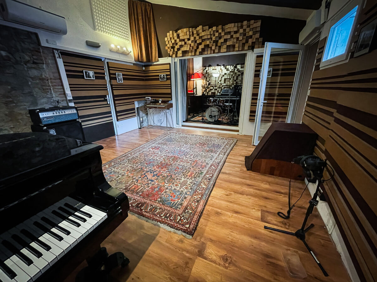 studio les fauteuils rouges - live room and its wonderful piano in the foreground